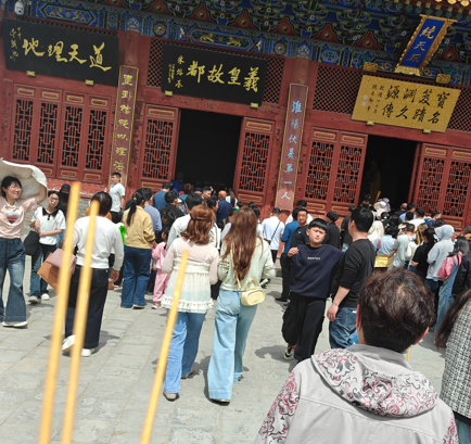 每人免费发几根香